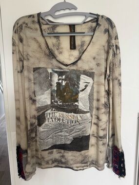 Aratta silent journey Distressed long sleeve V-neck graphic tee, size Small